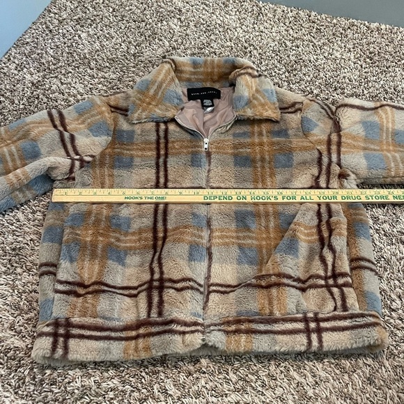 Know one cares fuzzy plaid bomber jacket shacket - Picture 5 of 7